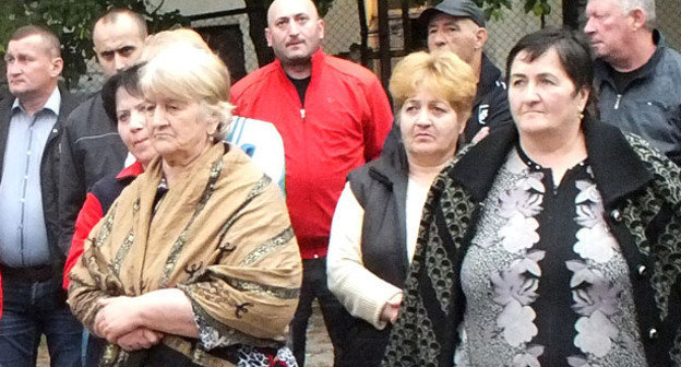 Жители Привокзальной площади во время встречи с Анатолием Бибиловым. Южная Осетия, Цхинвал, 21 мая мая 2014 г. Фото Марии Котаевой для "Кавказского узла"