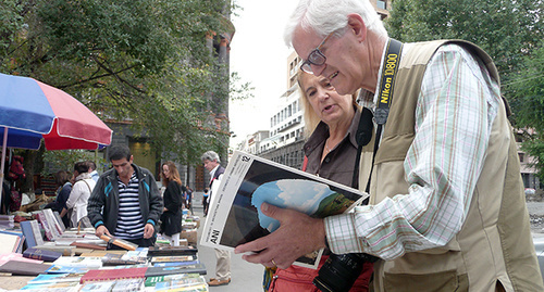 Туристы заинтересовались архитектурными памятниками города Ани в Западной Армении. Фото Армине Мартиросян Туристы заинтересовались архитектурными памятниками города Ани в Западной Армении. Фото Армине Мартиросян