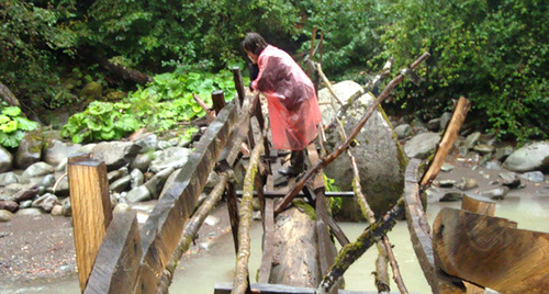 Пешеходный мост из бревна, который соединяет правый и левый реки Псоу. Фото Светланы Кравченко Пешеходный мост из бревна, который соединяет правый и левый реки Псоу. Фото Светланы Кравченко