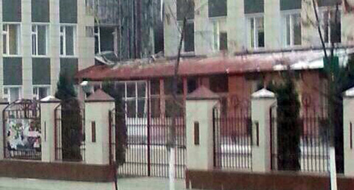 Вход в школу № 20, Грозный. Фото: 
Magomed Edilsultanov, https://twitter.com/batsuev/status/540388789420830721