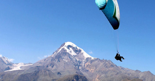 Казбеги, Грузия. Фото: Mykhaylo Aleksyeyenko https://ru.wikipedia.org Казбеги, Грузия. Фото: Mykhaylo Aleksyeyenko https://ru.wikipedia.org