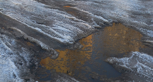 Лужа на разбитой, неубранной от снега дороге. Фото Олега Пчелова для "Кавказского узла" Лужа на разбитой, неубранной от снега дороге. Фото Олега Пчелова для "Кавказского узла"