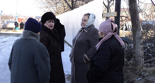 Жители двух многоэтажных домов №45 и №47 в Нальчике по ул 2-ой Таманской дивизии во время акции протеста. 15 января 2015 г. Фото Людмилы Маратовой для "Кавказского узла" Жители двух многоэтажных домов №45 и №47 в Нальчике по ул 2-ой Таманской дивизии во время акции протеста. 15 января 2015 г. Фото Людмилы Маратовой для "Кавказского узла"