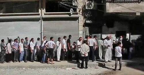 Жители Алеппо в очереди за хлебом. Сирия. Фото https://ru.wikipedia.org