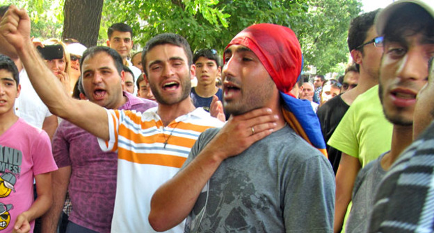 Участники акции протеста против повышения цен на электроэнергию. Ереван, 24 июня 2015 г. Фото Тиграна Петросяна для "Кавказского узла"