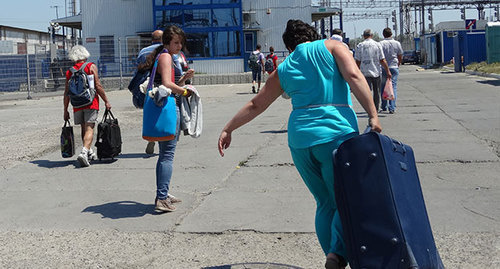 Пассажиры паромной переправы на территории порта "Кавказ". Фото Нины Тумановой для "Кавказского узла" Пассажиры паромной переправы на территории порта "Кавказ". Фото Нины Тумановой для "Кавказского узла"
