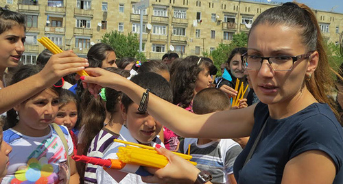 Председатель общественной организации "Центр развития молодежи Арцаха" Сусанна Петросян раздает всем желающим зажечь свечи в память двух военнослужащих, погибших 4 сентября в зоне карабахского конфликта. Степанакерт, Нагорный Карабах. 6 сентября 2... Председатель общественной организации "Центр развития молодежи Арцаха" Сусанна Петросян раздает всем желающим зажечь свечи в память двух военнослужащих, погибших 4 сентября в зоне карабахского конфликта. Степанакерт, Нагорный Карабах. 6 сентября 2015 год. Фото Алвард Григорян