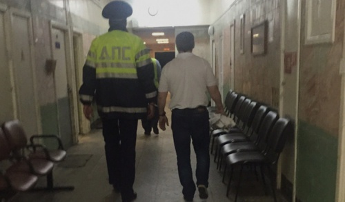 Хаджимурада Темурзиева ведут в зал суда. Москва, 28 августа 2015 года. Фото Микаила Костоева