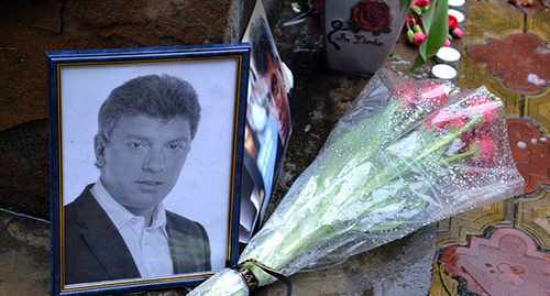 Цветы и фотография Б.Немцова на памятнике жертвам политических репрессий в Сочи. Фото Светланы Кравченко для "Кавказского узла" Цветы и фотография Б.Немцова на памятнике жертвам политических репрессий в Сочи. Фото Светланы Кравченко для "Кавказского узла"