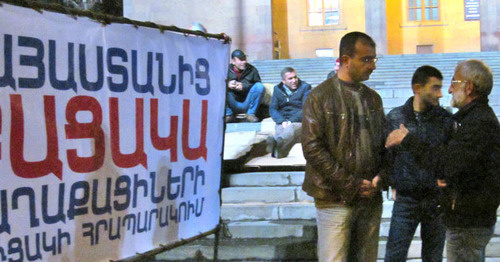 Активисты "Вставай Армения!" во время пикета напротив парламента Армении. Ереван, 27 октября 2015 г. Фото Тиграна Петросяна для "Кавказского узла" Активисты "Вставай Армения!" во время пикета напротив парламента Армении. Ереван, 27 октября 2015 г. Фото Тиграна Петросяна для "Кавказского узла"