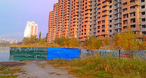 Незаконно установленный забор на берегу Карасунского озера в Краснодаре. Фото: Экологическая Вахта по Северному Кавказу, http://www.ewnc.org/node/19972 Незаконно установленный забор на берегу Карасунского озера в Краснодаре. Фото: Экологическая Вахта по Северному Кавказу, http://www.ewnc.org/node/19972
