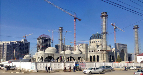 Строительство мечети в городе Шали. Фото Магомеда Магомедова для "Кавказского узла"
