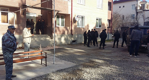 Cудебные приставы у дома по улице Пушкина в Цхинвали. Фото: Мария Котаева, Sputnik Южная Осетия: http://sputnik-ossetia.ru/South_Ossetia/20151209/988451.html#ixzz3ttas8cLp/ © Sputnik/ Мария Котаева Cудебные приставы у дома по улице Пушкина в Цхинвали. Фото: Мария Котаева, Sputnik Южная Осетия: http://sputnik-ossetia.ru/South_Ossetia/20151209/988451.html#ixzz3ttas8cLp/ © Sputnik/ Мария Котаева