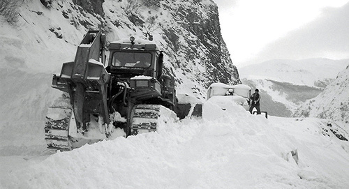 Расчистка дороги в горах. Фото: © Sputnik/ Альбина Олисаева, http://sputnik-georgia.ru/incidents/20160128/229929318.html Расчистка дороги в горах. Фото: © Sputnik/ Альбина Олисаева, http://sputnik-georgia.ru/incidents/20160128/229929318.html