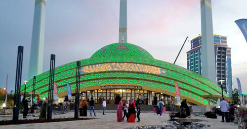 Мечеть имени Аймани Кадыровой в Аргуне. Фото: Argunoy https://ru.wikipedia.org