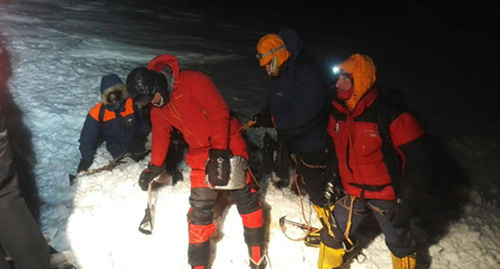 Спасатели МЧС в горах. Фото: http://elbrus-times.ru/index.php/news/532-na-elbruse-turisty-iz-astrakhani-poprosili-o-pomoshchi Спасатели МЧС в горах. Фото: http://elbrus-times.ru/index.php/news/532-na-elbruse-turisty-iz-astrakhani-poprosili-o-pomoshchi