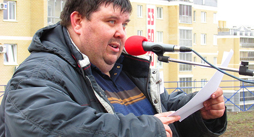 Выступление организатора митинга «Против плохих дорог» Алексей Ульянов. Фото Вячеслава Ященко для "Кавказского узла" Выступление организатора митинга «Против плохих дорог» Алексей Ульянов. Фото Вячеслава Ященко для "Кавказского узла"