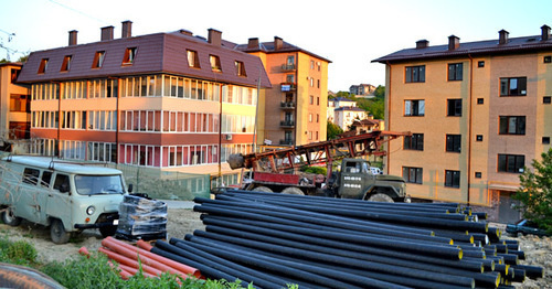 Многоквартирные дома без канализации на землях садоводства в поселке Соболевка. Сочи, 11 апреля 2016 г. Фото Светланы Кравченко для "Кавказского узла" Многоквартирные дома без канализации на землях садоводства в поселке Соболевка. Сочи, 11 апреля 2016 г. Фото Светланы Кравченко для "Кавказского узла"