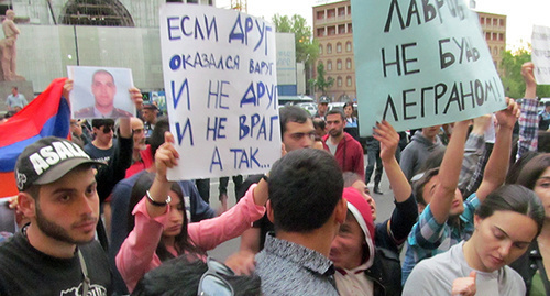 Манифестанты заявили, что Арцах не нуждается в миротворцах, и если Россия желает ввода военного контингента, то может это сделать на территории Азербайджана. Фото: Тигран Петросян для "Кавказского узла" Манифестанты заявили, что Арцах не нуждается в миротворцах, и если Россия желает ввода военного контингента, то может это сделать на территории Азербайджана. Фото: Тигран Петросян для "Кавказского узла"
