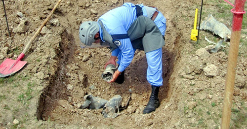 В селе Аскипара обнаружили неразорвавшийся фосфорный артиллерийский снаряд. Азербайджан, 10 мая 2016 г. Фото http://ru.sputnik.az/politics/20160511/405094546.html В селе Аскипара обнаружили неразорвавшийся фосфорный артиллерийский снаряд. Азербайджан, 10 мая 2016 г. Фото http://ru.sputnik.az/politics/20160511/405094546.html