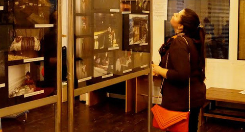 Фотография с выставки. 6 июня 2016 года. Фото Анны Гилевой для "Кавказского узла" Посетитель выставки. 6 июня 2016 года. Фото Анны Гилевой для "Кавказского узла"