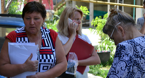 Жильцы четырех многоквартирных домов в Соболевке (Сочи) на сходе. Фото Светланы Кравченко для "Кавказского узла" Жильцы четырех многоквартирных домов в Соболевке (Сочи) на сходе. Фото Светланы Кравченко для "Кавказского узла"