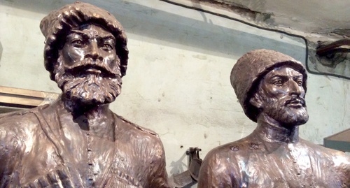 Фрагмент памятника. Фото: www.yugopolis.ru/data/img/cdbb04ac08902ad689d7e0cd19585b33/169259.jpg Фрагмент памятника. Фото: www.yugopolis.ru/data/img/cdbb04ac08902ad689d7e0cd19585b33/169259.jpg