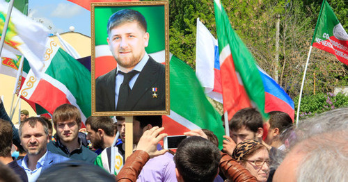 Участники митинга держат портрет Кадырова. Грозный, май 2016 г. Фото Магомеда Магомедова для "Кавказского узла"
