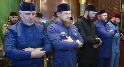 Рамзан Кадыров со своими приближенными совершает намаз. Скриншот из видеозаписи на странице врио главы Чечни во "ВКонтакте", vk.com/ramzan
