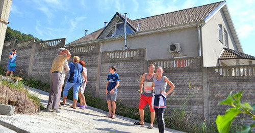 Жители домов, расположенных на улице Володарского в Сочи. Фото Светланы Кравченко для "Кавказского узла"