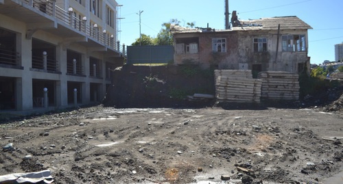 Один из частных домов на улице Лысая гора, расположенный по соседству с новой многоэтажкой. Сочи, 4 октября 2016 г. Фото Светланы Кравченко для "Кавказского узла". Один из частных домов на улице Лысая гора, расположенный по соседству с новой многоэтажкой. Сочи, 4 октября 2016 г. Фото Светланы Кравченко для "Кавказского узла".