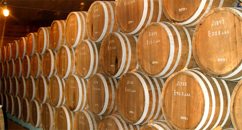 Бочки с продукцией вино-коньячного завода "Кизлярский". Фото: http://www.kizlyar-cognac.ru/o-zavode/nashe-proizvodstvo/ Бочки с продукцией вино-коньячного завода "Кизлярский". Фото: http://www.kizlyar-cognac.ru/o-zavode/nashe-proizvodstvo/
