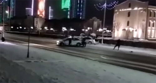 Сотрудник полиции ведет стрельбу по машине в центре Грозного. 17 декабря 2016 года, Грозный. Фото: скриншот видео очевидца, YouTube https://www.youtube.com/watch?v=AD-wU3IXmCQ