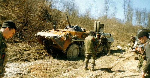 Российский БТР, подбитый чеченскими боевиками в бою у Жани-Ведено, март 2000 г. Фото пользователя Svm-1977 https://ru.wikipedia.org