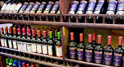 Витрина с вином. © Sputnik/ Anna Yarovikova
http://sputnik-georgia.ru/economy/20161207/234099555/Rossija-prodolzhaet-lidirovat-po-importu-gruzinskogo-vina.html Витрина с вином. © Sputnik/ Anna Yarovikova
http://sputnik-georgia.ru/economy/20161207/234099555/Rossija-prodolzhaet-lidirovat-po-importu-gruzinskogo-vina.html