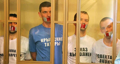 Подсудимые по "делу "Хизб-Ут Тахрир" - Руслан Зейтуллаев, Ферат Сейфуллаев, Рустем Ваитов и Нури Примов на оглашении приговора, 7 сентября 2016 года. Фото Константина Волгина для "Кавказского узла" Подсудимые по "делу "Хизб-Ут Тахрир" - Руслан Зейтуллаев, Ферат Сейфуллаев, Рустем Ваитов и Нури Примов на оглашении приговора, 7 сентября 2016 года. Фото Константина Волгина для "Кавказского узла"