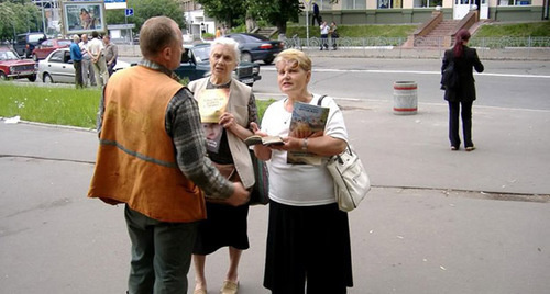 Свидетели Иеговы* проповедуют на улице. Фото http://chudomir.net/konec-sveta/350-jwa.html