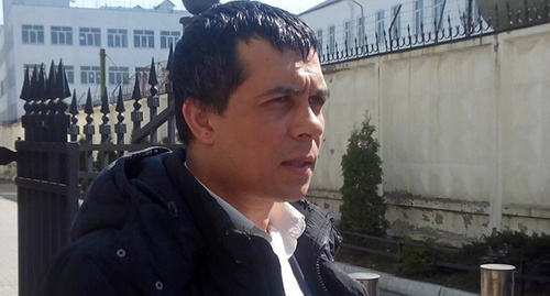 Адвокат крымчанина Руслана Зейтуллаева Эмиль Курбединов у Северо-Кавказского окружного военного суда. Фото Константина Волгина для "Кавказского узла" Адвокат крымчанина Руслана Зейтуллаева Эмиль Курбединов у Северо-Кавказского окружного военного суда. Фото Константина Волгина для "Кавказского узла"