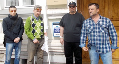 Участники акции "Надоел" в Астрахани отнесли в приемную президента письма с просьбой к Путину не выдвигаться на новый срок. 29 апреля 2017 года. Фото Елены Гребенюк для "Кавказского узла".