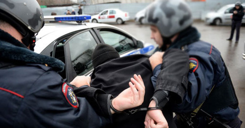 Сотрудники полиции во время задержания. Фото: Kiril Kalinikov (RFE/RL)