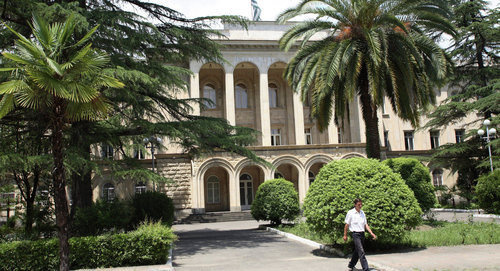 Здание правительства Абхазии в Сухуме  Фото © Sputnik. Алексей Никольский
 http://sputnik-abkhazia.ru/Abkhazia/20170620/1021287737.html