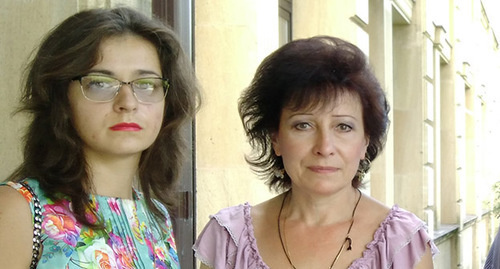 Ирина Снытко (справа) и ее дочь у здания суда. Фото Светланы Кравченко для "Кавказского узла" Ирина Снытко (справа) и ее дочь у здания суда. Фото Светланы Кравченко для "Кавказского узла"