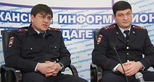 Участники пресс-коференции сотрудники МВД по РД Константин Томилин и  Магомед Алигазиев. Фото http://www.riadagestan.ru/news/security/dagestantsy_stali_privykat_k_internet_uslugam_politsii/