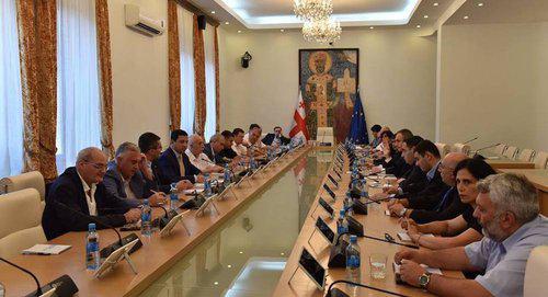 Встреча парламентского большинства и оппозиции Грузии. Фото https://www.facebook.com/parliamentgeo/photos/pcb.1773219662718044/1773216522718358/?type=3&theater