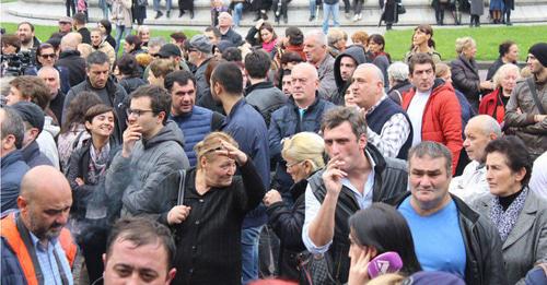 Участники акции у здания тбилисского сакребуло. Тбилиси, 10 октября 2017 г. Фото Инны Кукуджановой для "Кавказского узла" Участники акции у здания тбилисского сакребуло. Тбилиси, 10 октября 2017 г. Фото Инны Кукуджановой для "Кавказского узла"