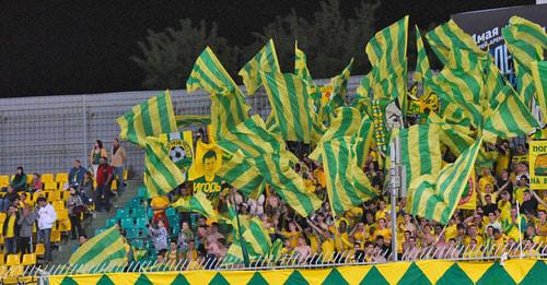 Фанаты футбольного клуба "Кубань". Фото Елены Синеок, Юга.ру Фанаты футбольного клуба "Кубань". Фото Елены Синеок, Юга.ру