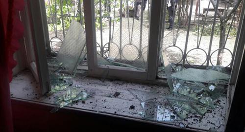 Разбитое окно в прифронтовой зоне. Фото https://mod.gov.az/ru/foto-arhiv-045/?gid=12887 Разбитое окно в прифронтовой зоне. Фото https://mod.gov.az/ru/foto-arhiv-045/?gid=12887