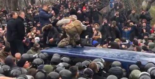Кадр из видеозаписи освобождения Михаила Саакашвили. Кадр из видео пользователя 
Новостник Channel
https://www.youtube.com/watch?v=EZ_dohQpfz8