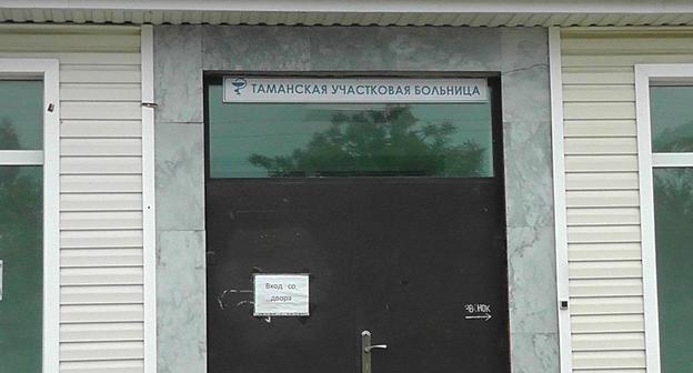 Таманская участковая больница, главный вход закрыт много лет. Фото Анны Грицевич для «Кавказского узла»