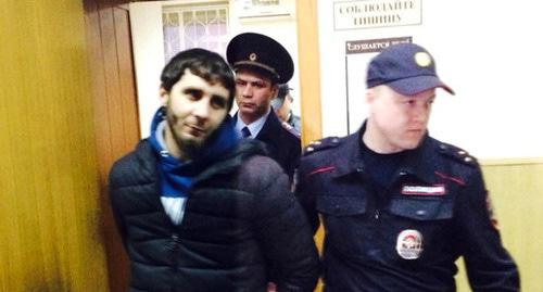 Сотрудники полиции ведут Заура Дадаева по коридору суда. Москва, апрель 2015 г. Фото Юлии Буславской для "Кавказского узла" Сотрудники полиции ведут Заура Дадаева по коридору суда. Москва, апрель 2015 г. Фото Юлии Буславской для "Кавказского узла"